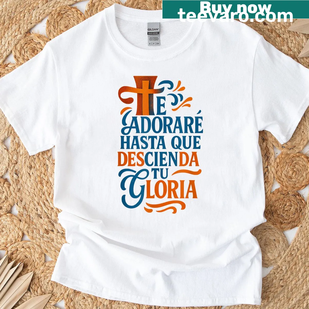Christian phrase 'Te Adorar Hasta Que Descienda Tu Gloria' on a casual T-shirt — on a men's t-shirt