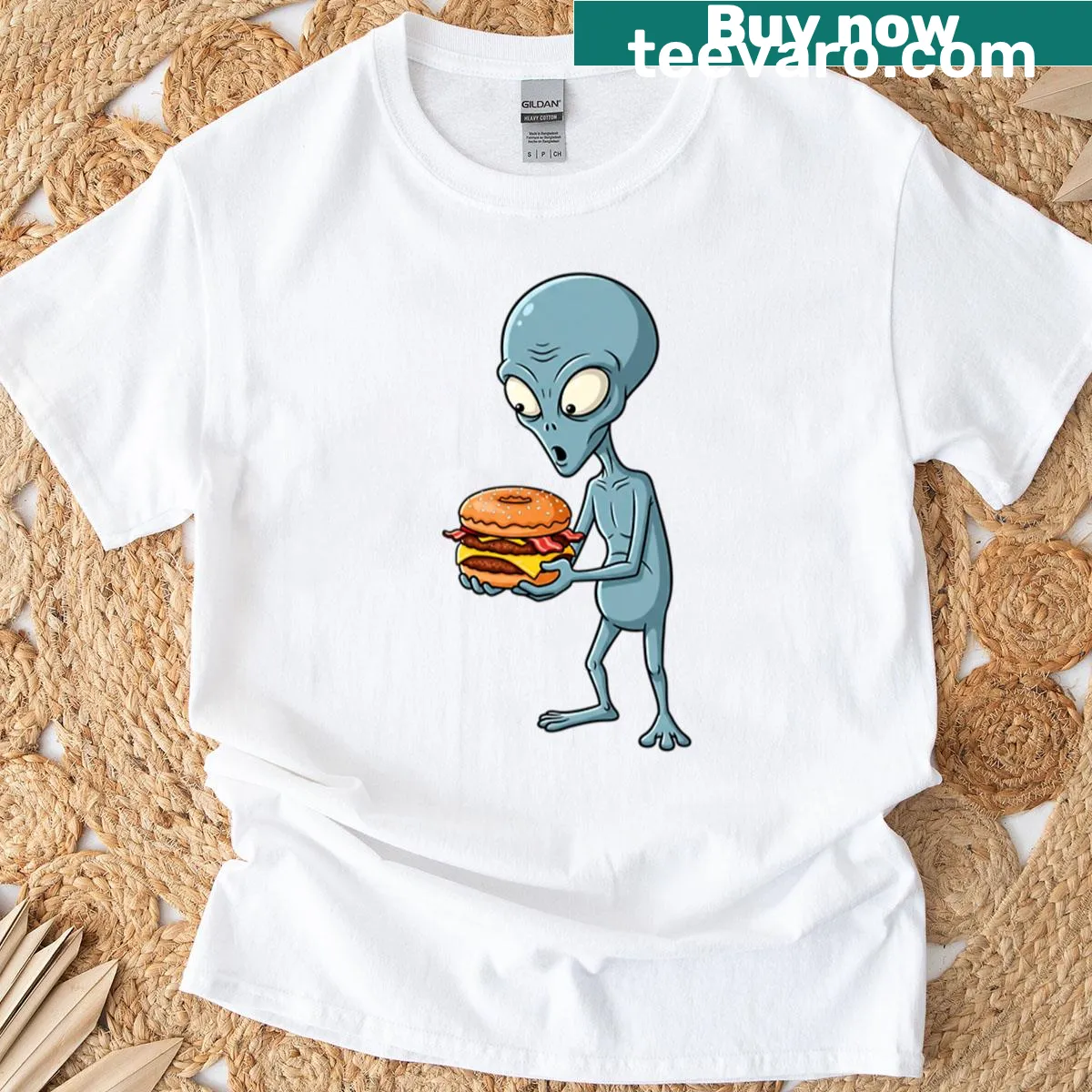 Cartoon aliens enjoying burgers graphic T-shirt — on a men's t-shirt