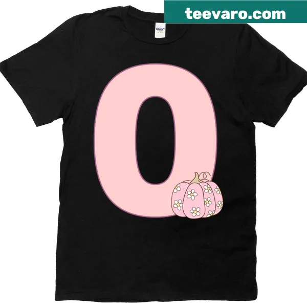 Charming pink groovy letter O graphic on a t-shirt