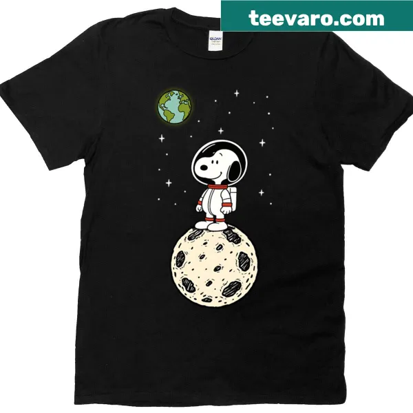 Fitted T-shirt featuring Snoopy in a cosmic night design
