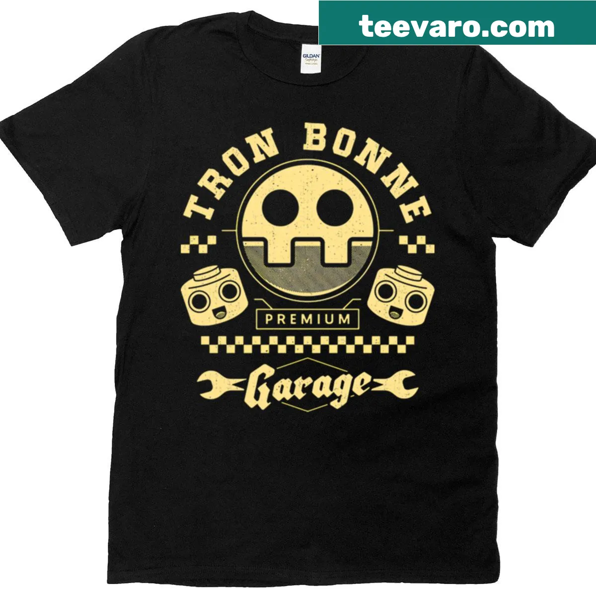 Distressed T-shirt with a retro robot skull design for mechanics. — on a men's t-shirt