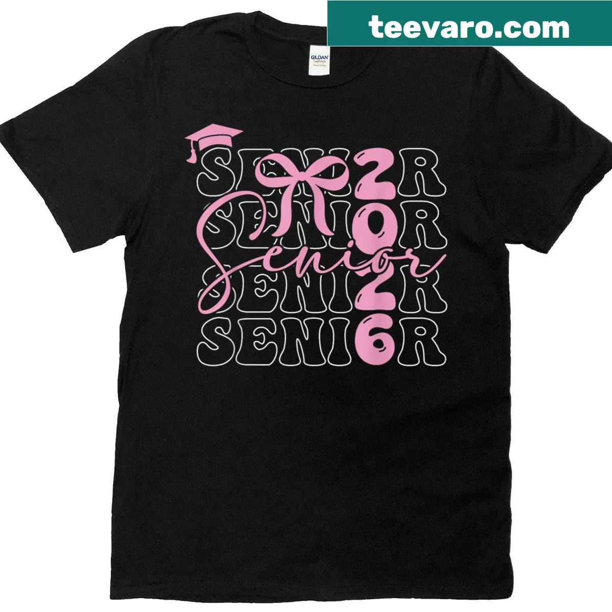 Illustrated T-shirt with 'Senior 2026' and pink bow design for graduates — on a men's t-shirt