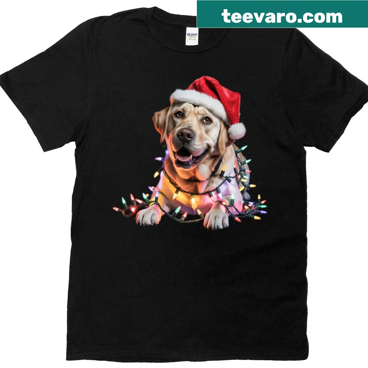 Yellow lab in Santa hat with Christmas lights on T-shirt — on a men's t-shirt