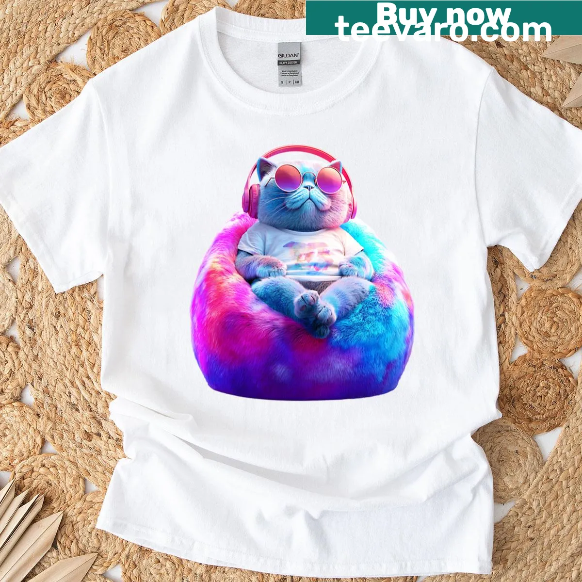 Illustration of a cool cat wearing headphones on a T-shirt — on a men's t-shirt