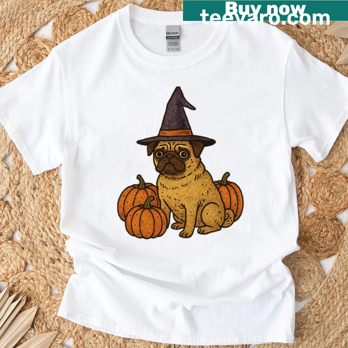 Oversized T-shirt with a cute pug dressed as a witch for Halloween — on a men's t-shirt