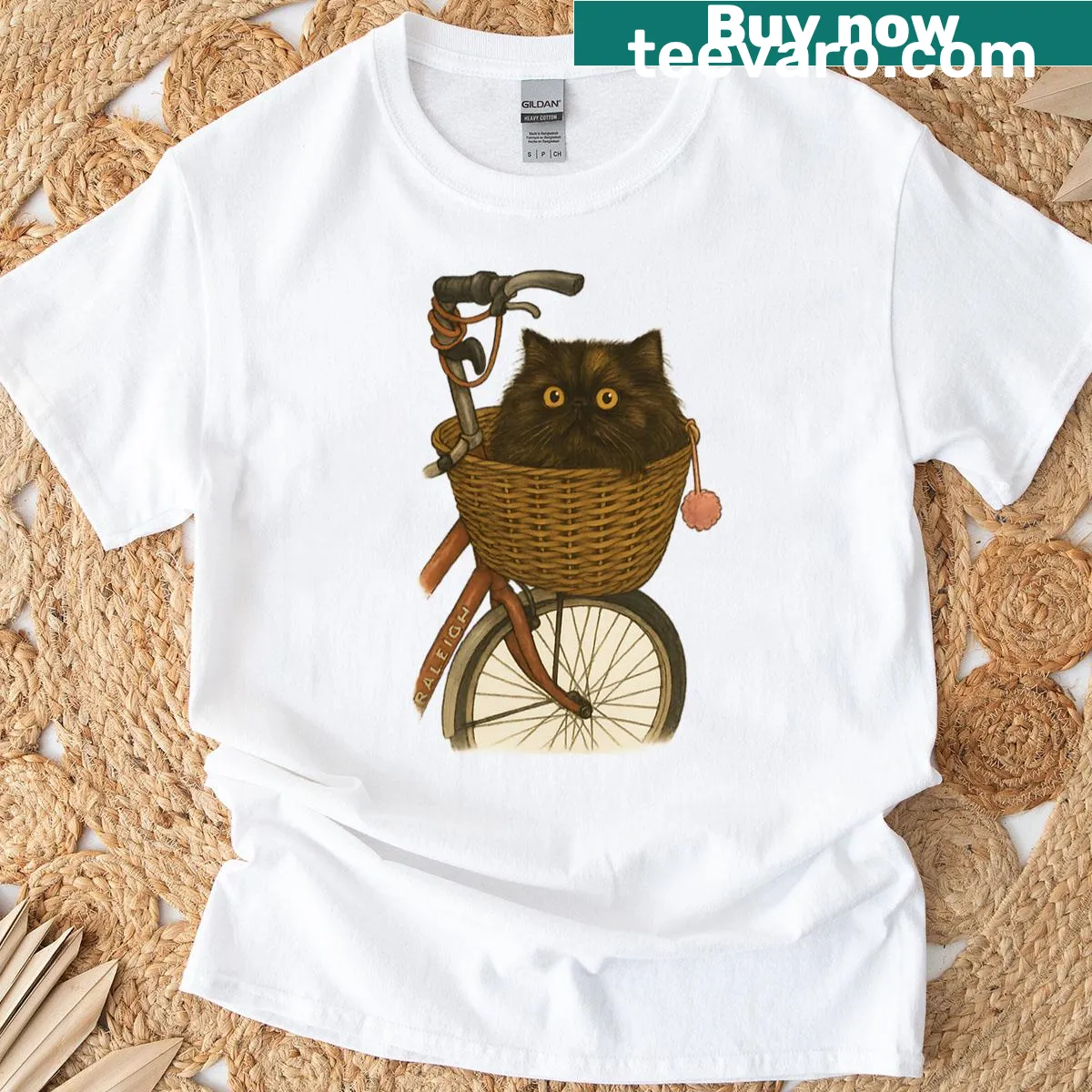 Illustration of a Persian cat in a bicycle basket on a T-shirt — on a men's t-shirt