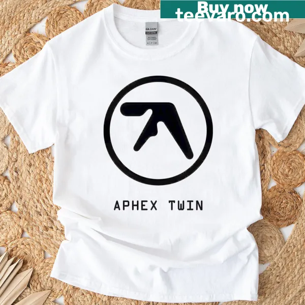 Minimalist abstract circle design on a T-shirt, embodying a futuristic aesthetic.