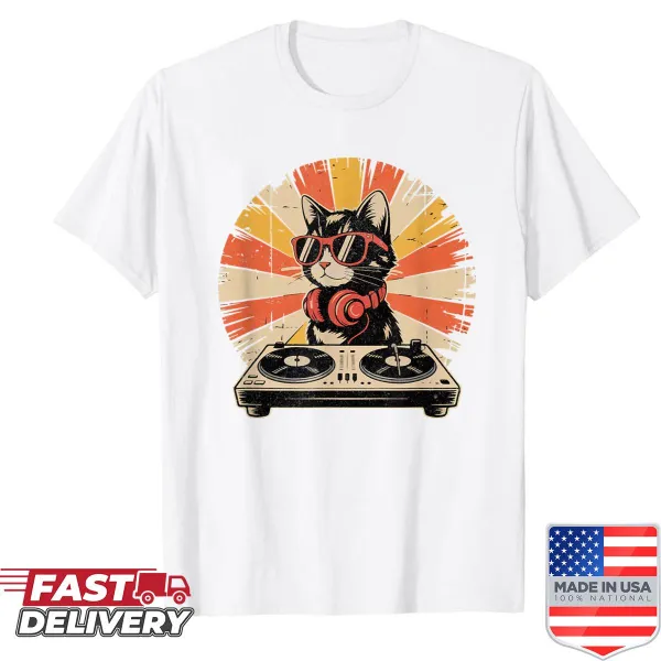 Funny cat DJing on turntables graphic T-shirt.