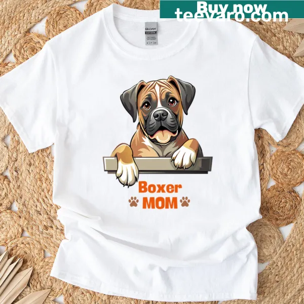 Oversized t-shirt with the phrase 'Boxer Mom' for dog lovers