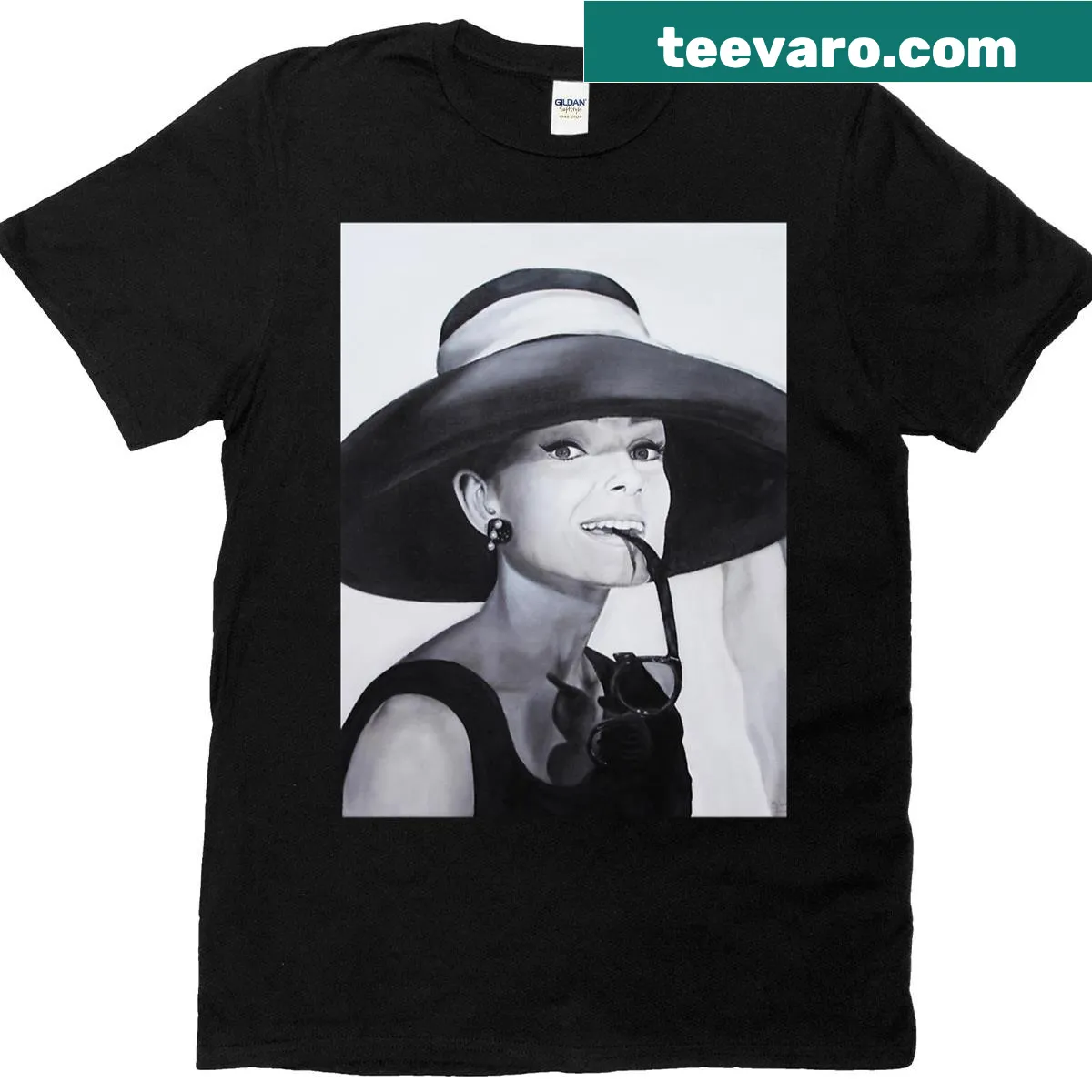 Elegant graphic inspired by Breakfast at Tiffany's on T-shirt — on a men's t-shirt