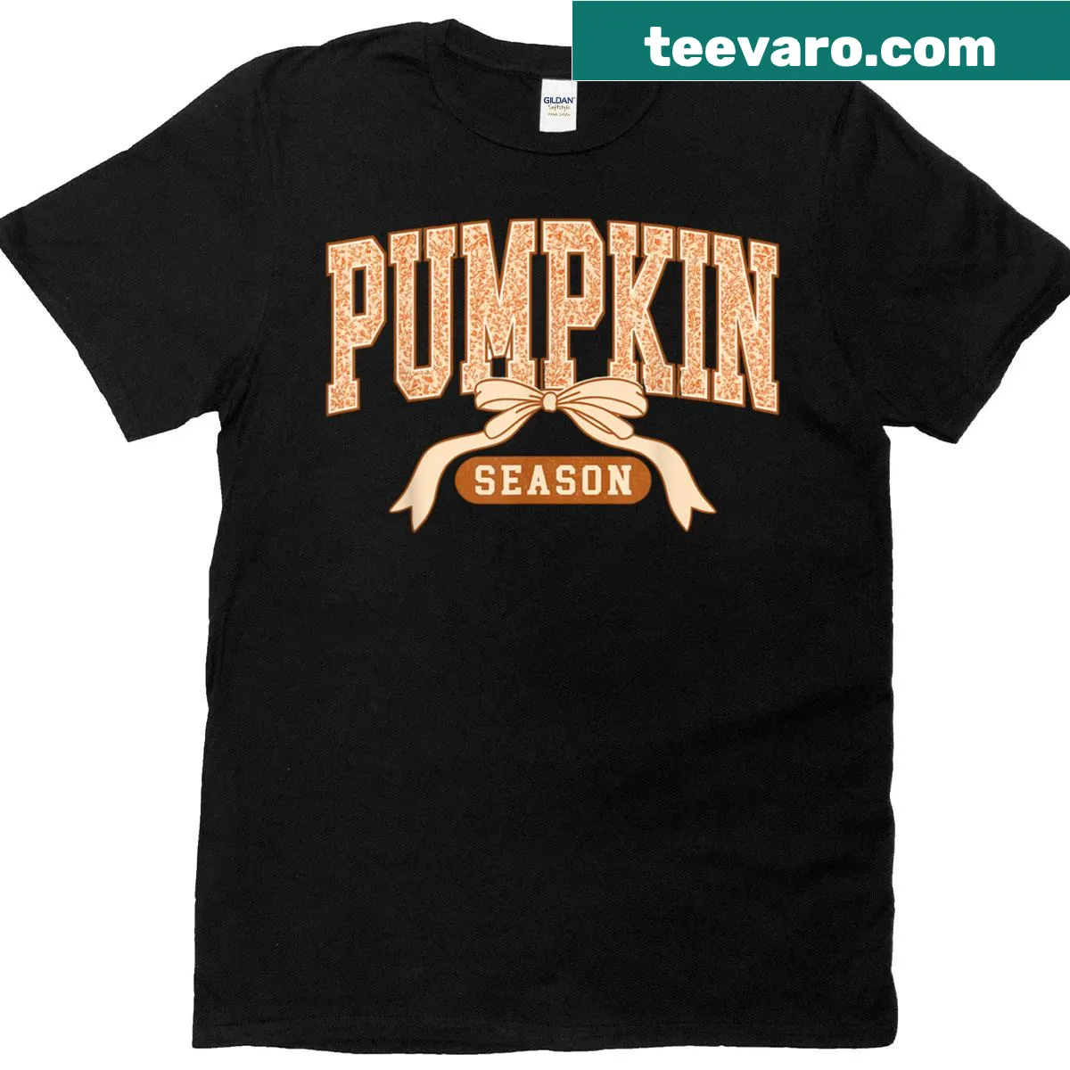 Charming pumpkin with a bow surrounded by autumn leaves in a women's shirt — on a men's t-shirt