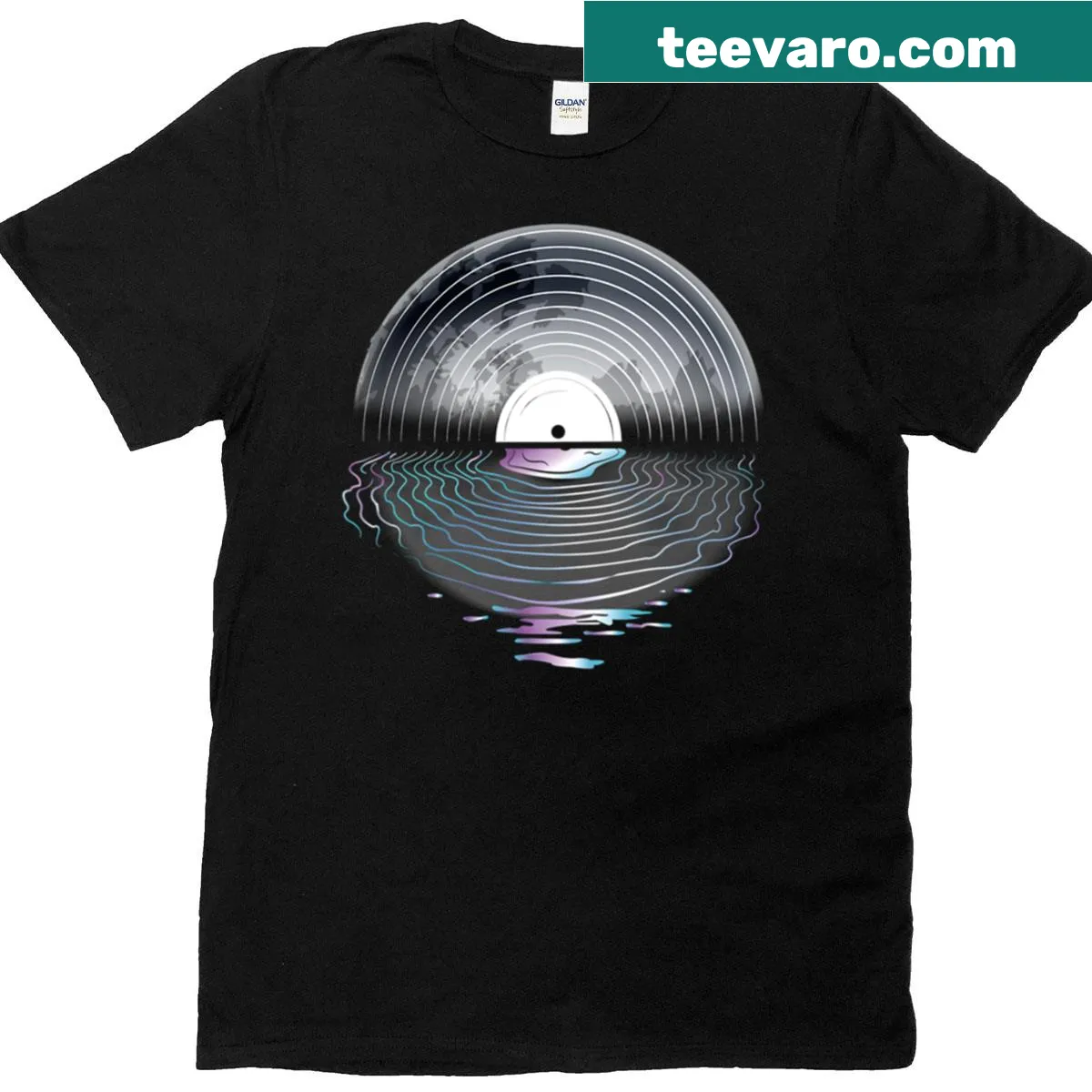 Oversized T-shirt with an illustrated design of the moon — on a men's t-shirt