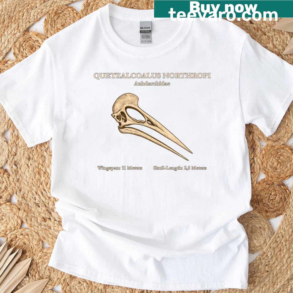 Illustration of Quetzalcoatlus dinosaur skull on a vintage t-shirt — on a men's t-shirt