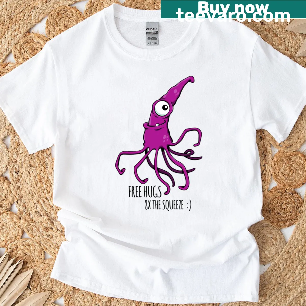 Cute cartoon squid graphic with 'Free Hugs' on T-shirt — on a men's t-shirt