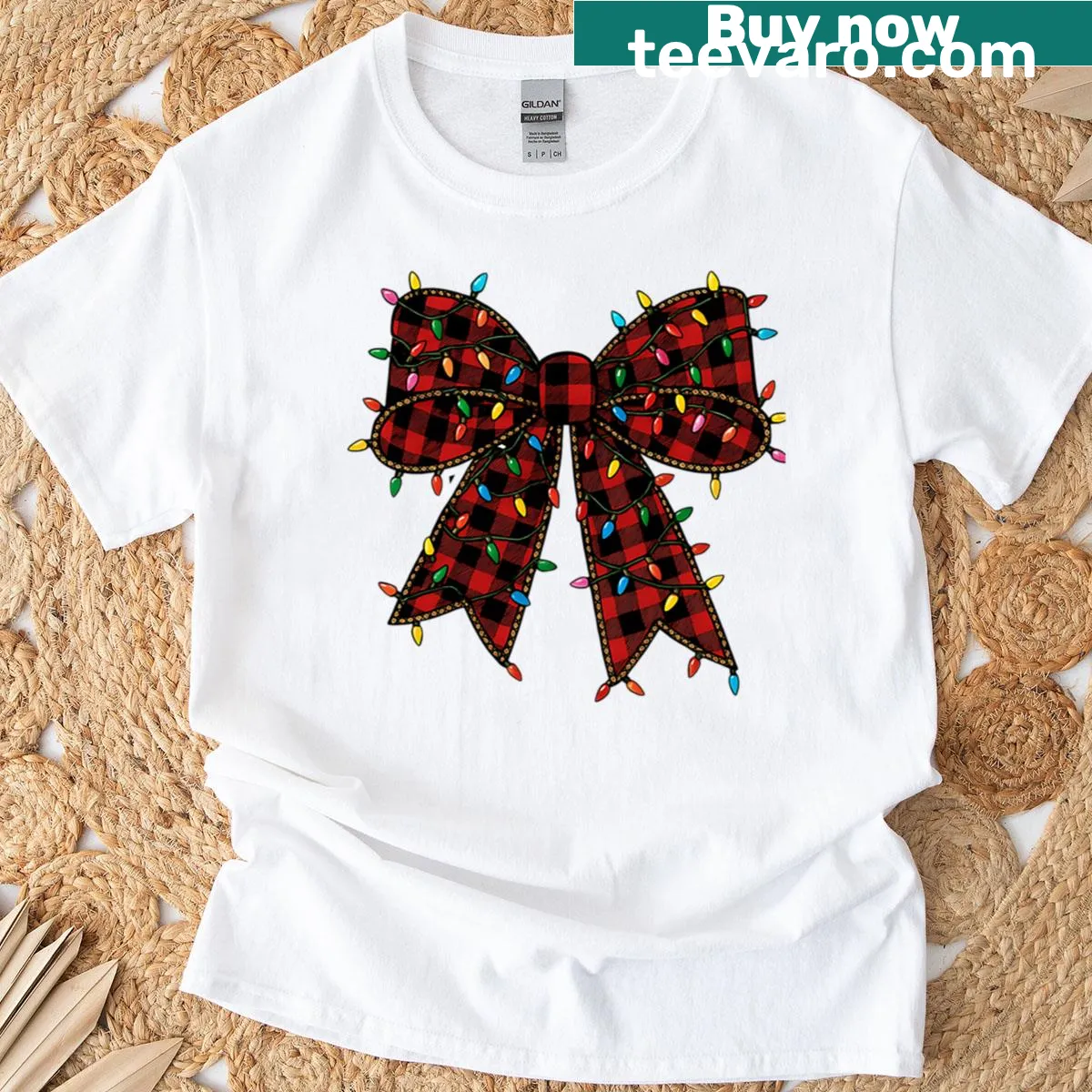 Buffalo plaid bow with Christmas lights on a vintage t-shirt — on a men's t-shirt