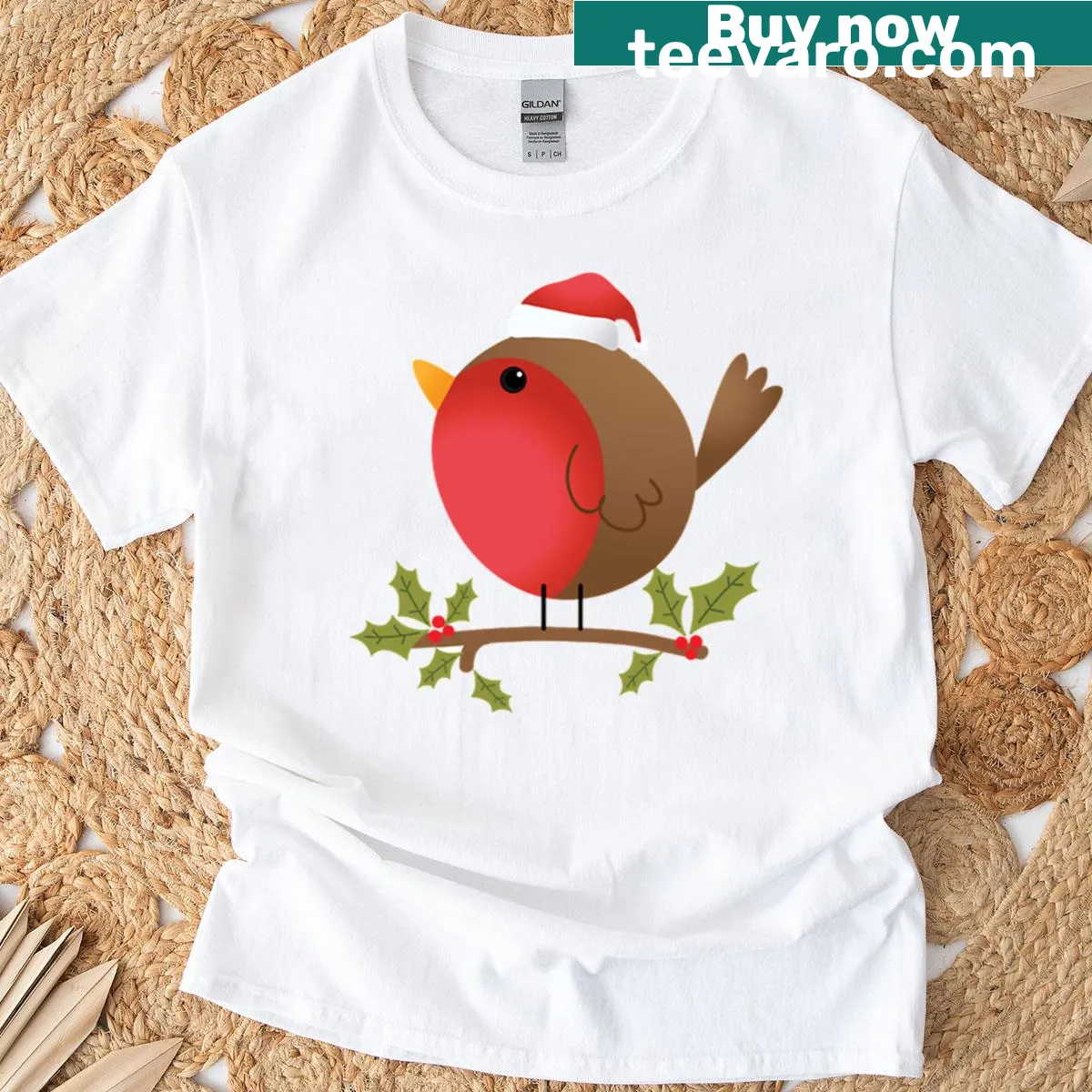 Oversized Christmas robin t-shirt with a heartwarming design — on a men's t-shirt