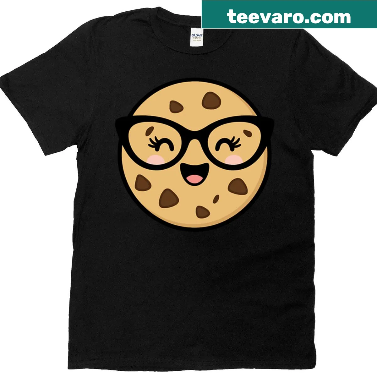 Kawaii chocolate chip cookie cartoon design on a beige T-shirt. — on a men's t-shirt