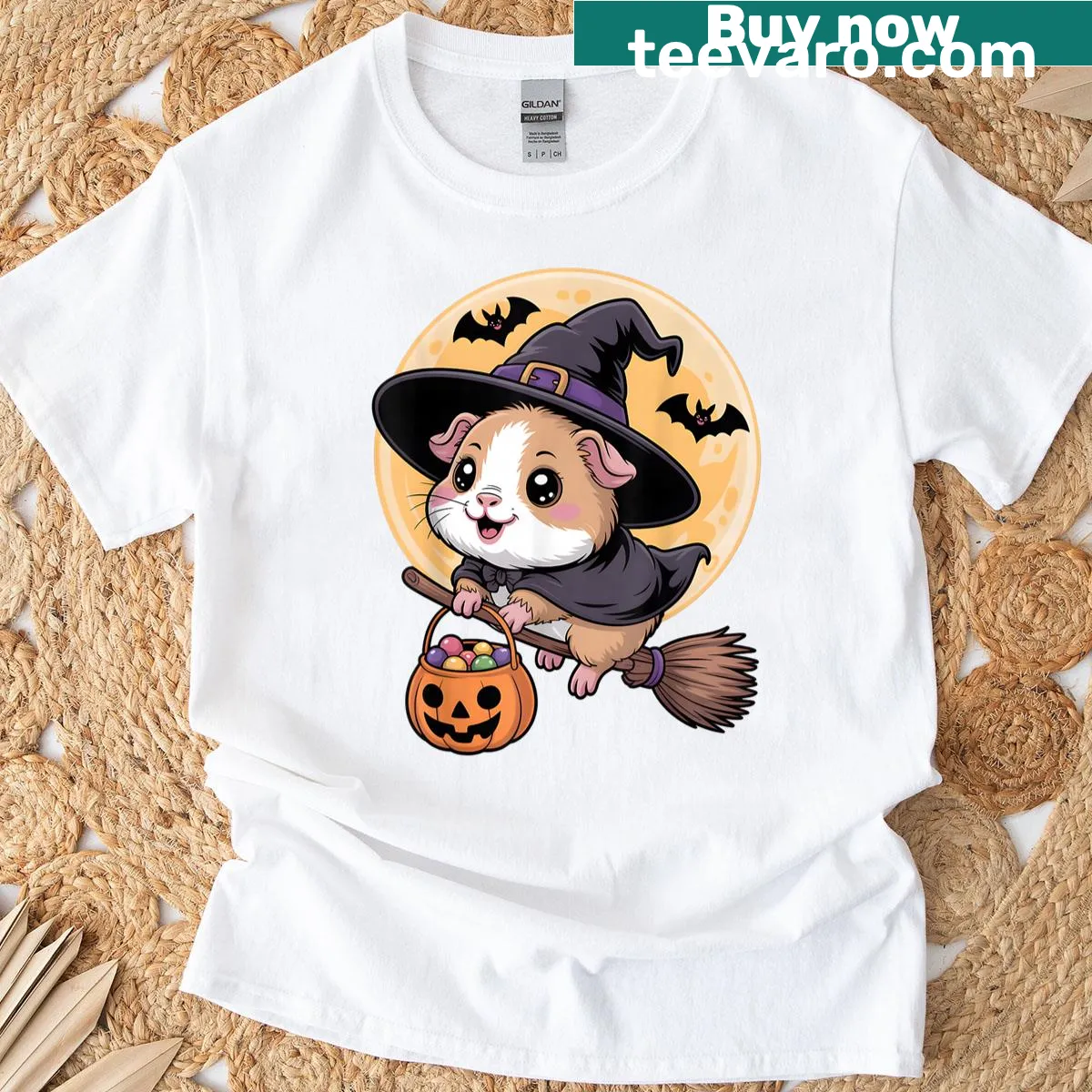 Cute guinea pig with a witch hat and pumpkin on a T-shirt — on a men's t-shirt