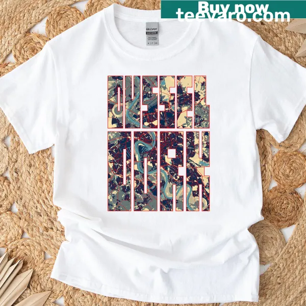 Illustrated map of Düsseldorf with a hopeful message on an oversized t-shirt