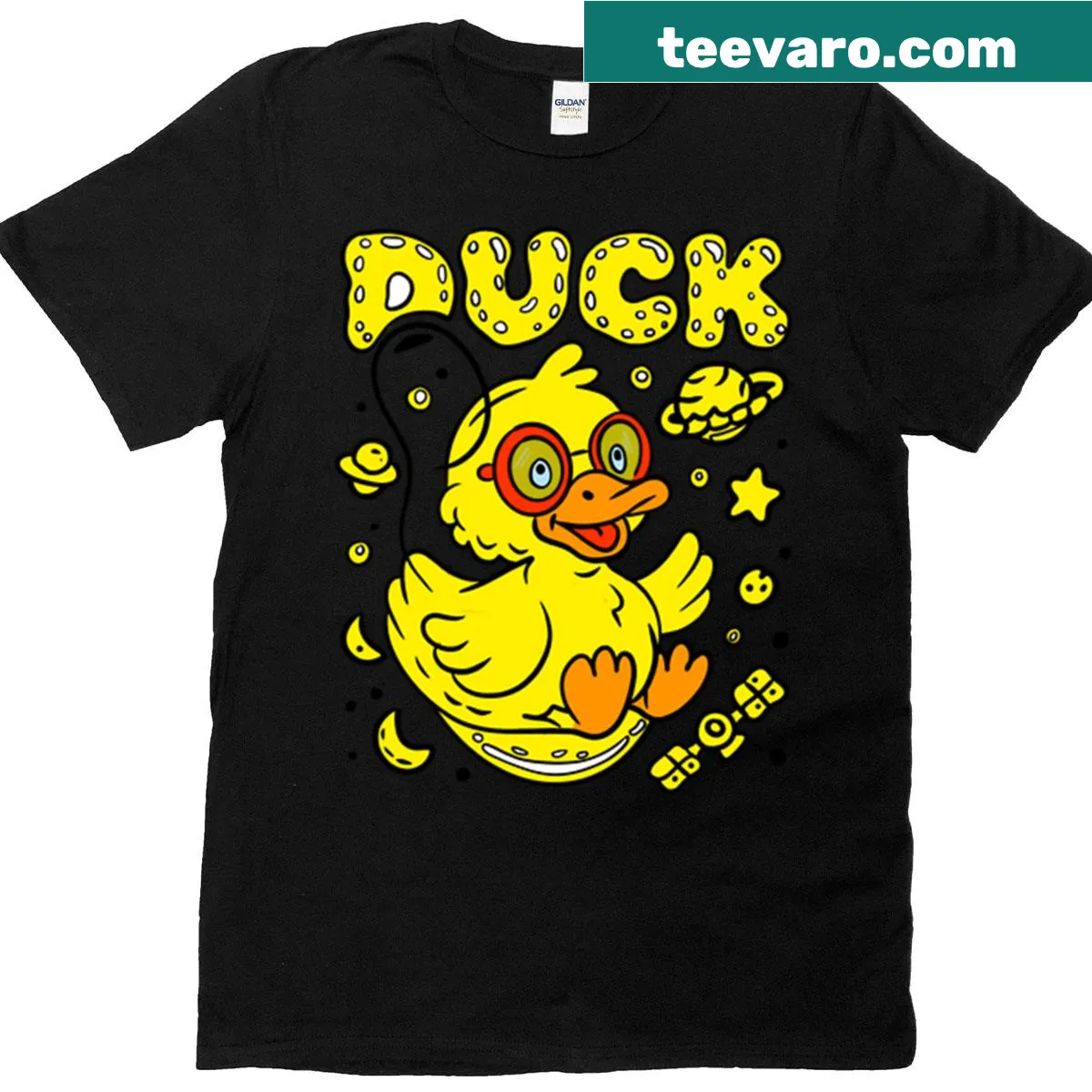 Illustration of a little duck on a big adventure on T-shirt — on a men's t-shirt