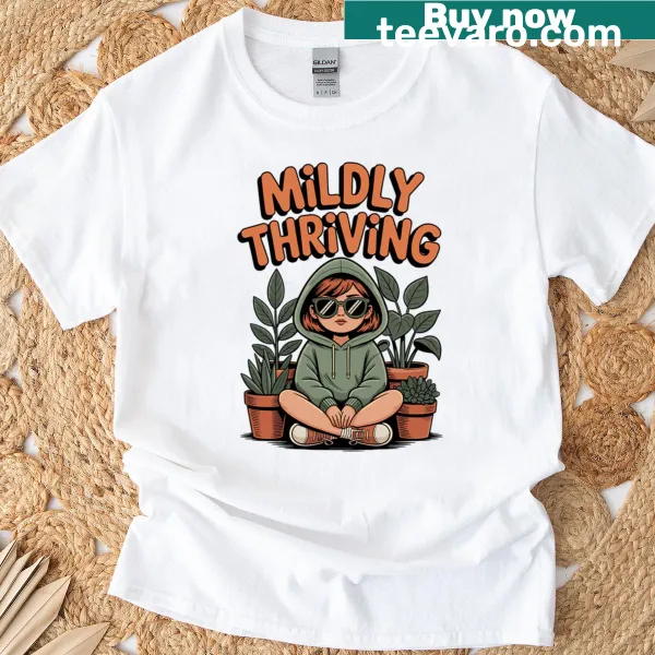 Oversized t-shirt with 'Mildly Thriving' in a jungle design