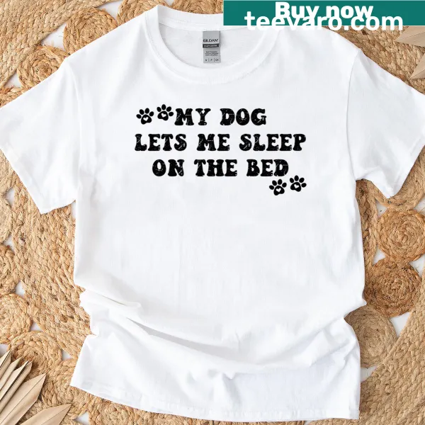 Funny text T-shirt about sharing the bed with a dog