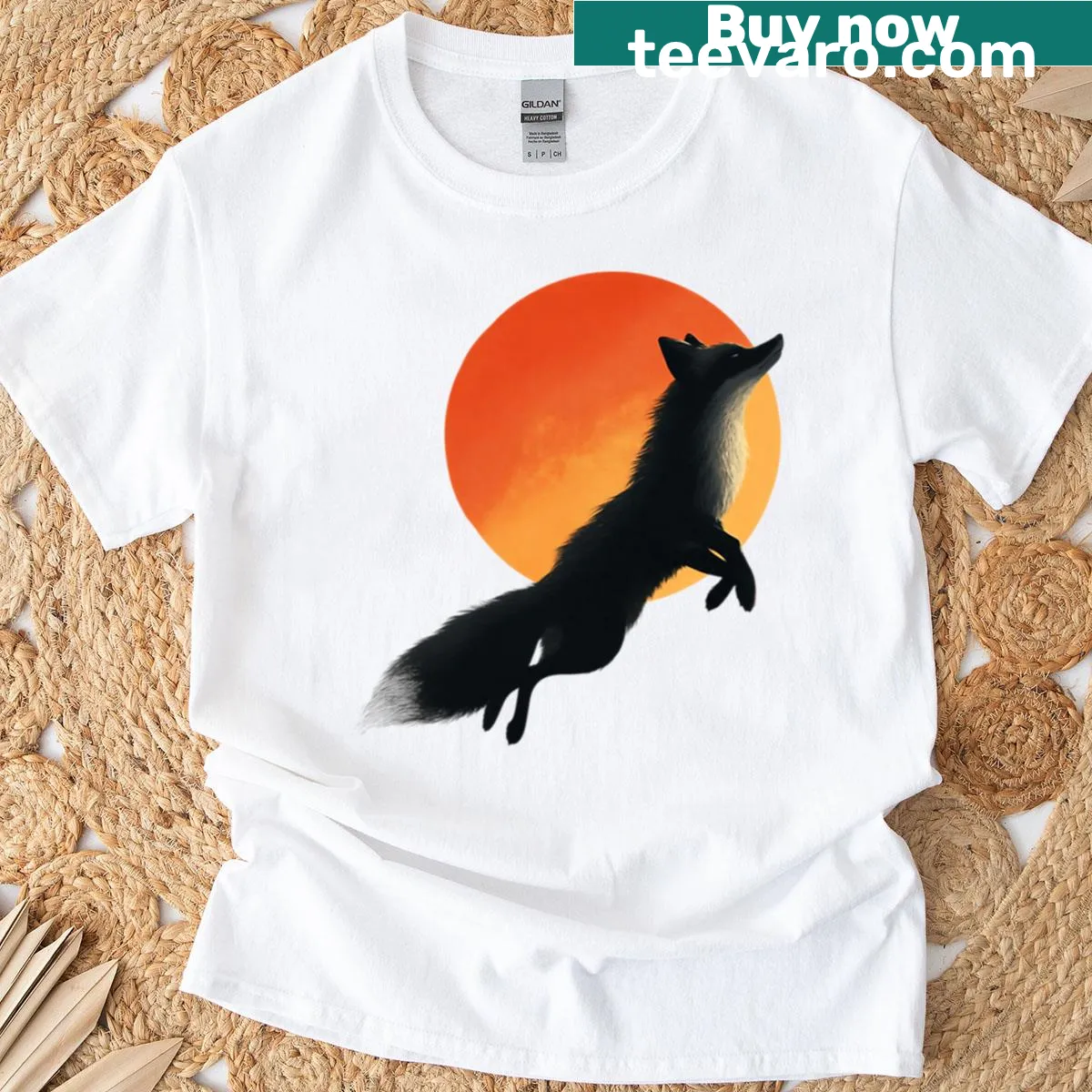 Silhouette of a fox in front of a full moon on a T-shirt — on a men's t-shirt