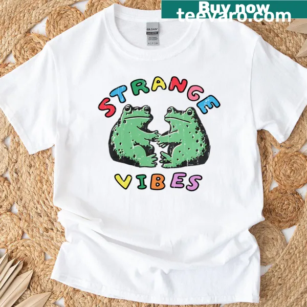 Text T-shirt with the phrase 'Strange Vibes'
