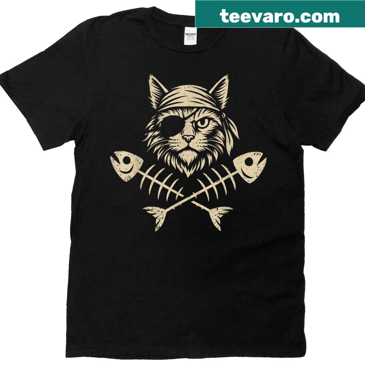 Vintage pirate Maine Coon cat design with crossbones on T-shirt — on a men's t-shirt