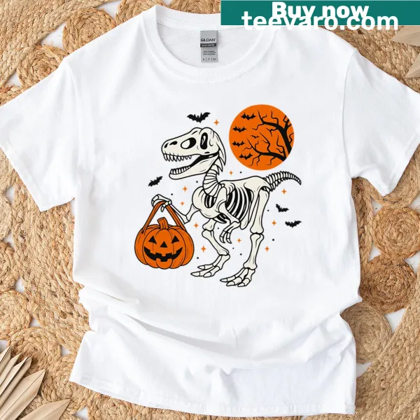 Oversized T-shirt featuring dinosaur skeleton with pumpkin
