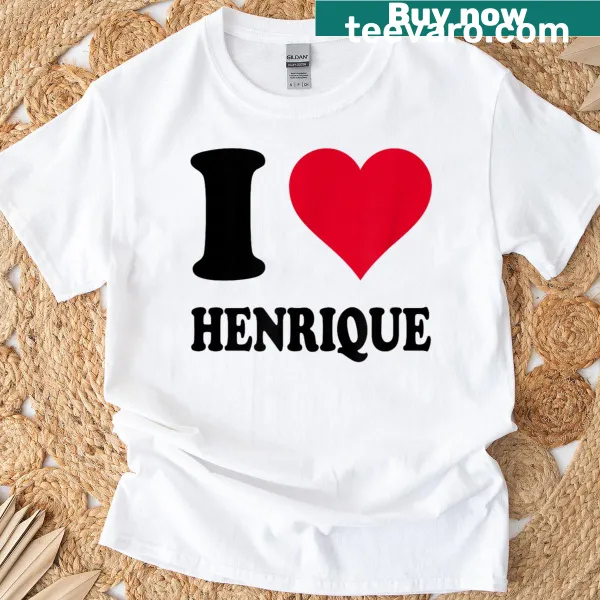 Text t-shirt with the phrase 'I Love Henrique', celebrating love.