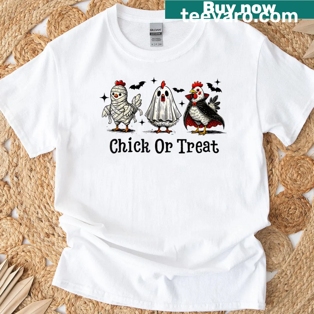 Cute chicken wearing a witch hat for Halloween on T-shirt — on a men's t-shirt