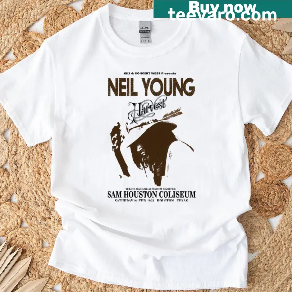 T-shirt featuring 70s singer art