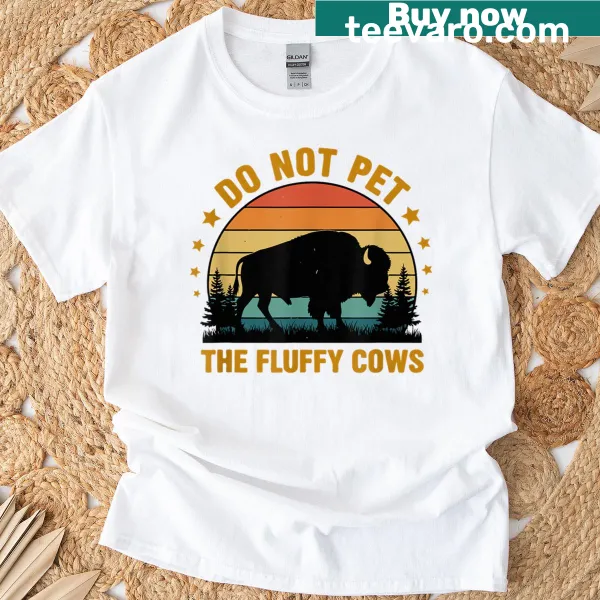 Retro t-shirt with a playful design of fluffy cows and a sunset