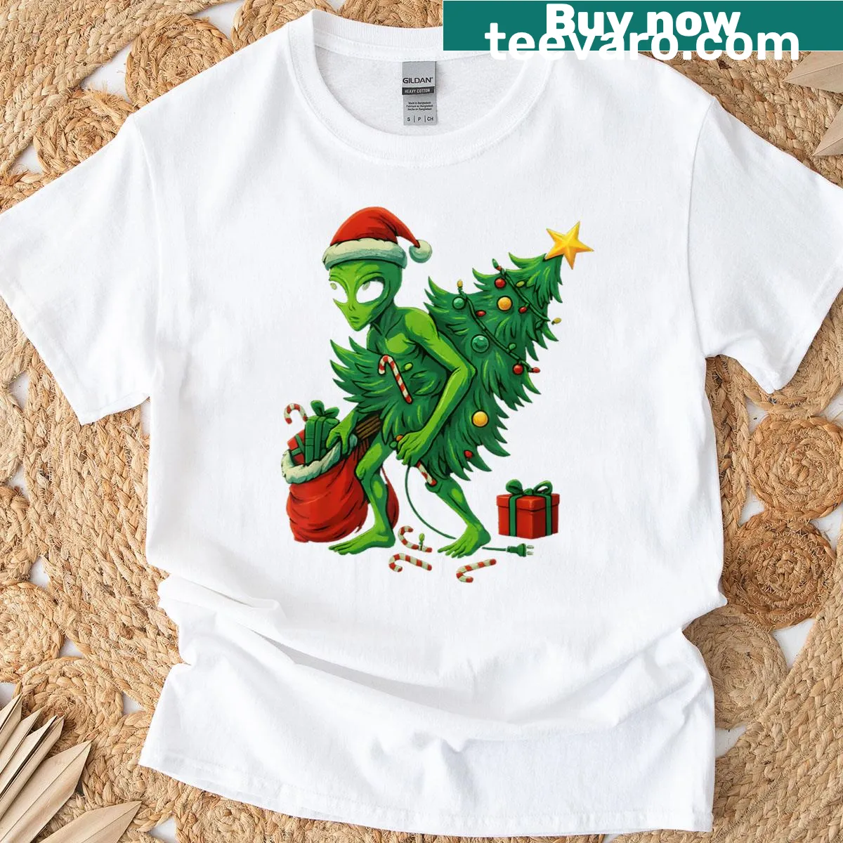 Humorous T-shirt with cartoon aliens decorating a Christmas tree — on a men's t-shirt