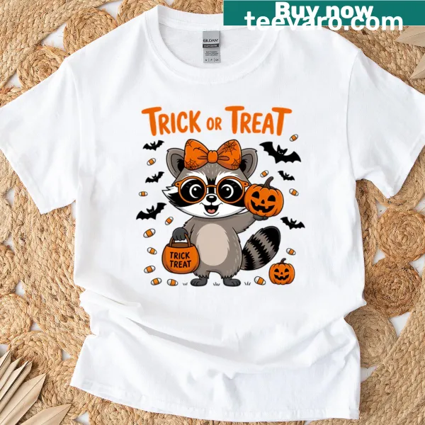 Cute raccoon in Halloween costume for trick or treat t-shirt