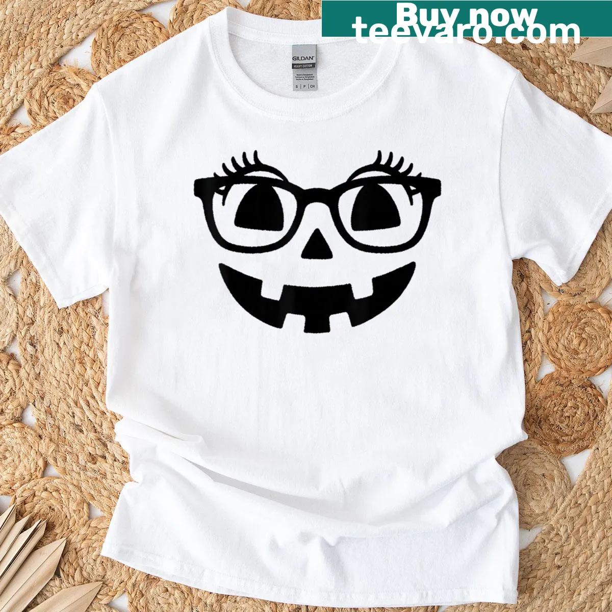 Cute jack-o-lantern t-shirt with eyelashes and a smiling face — on a men's t-shirt