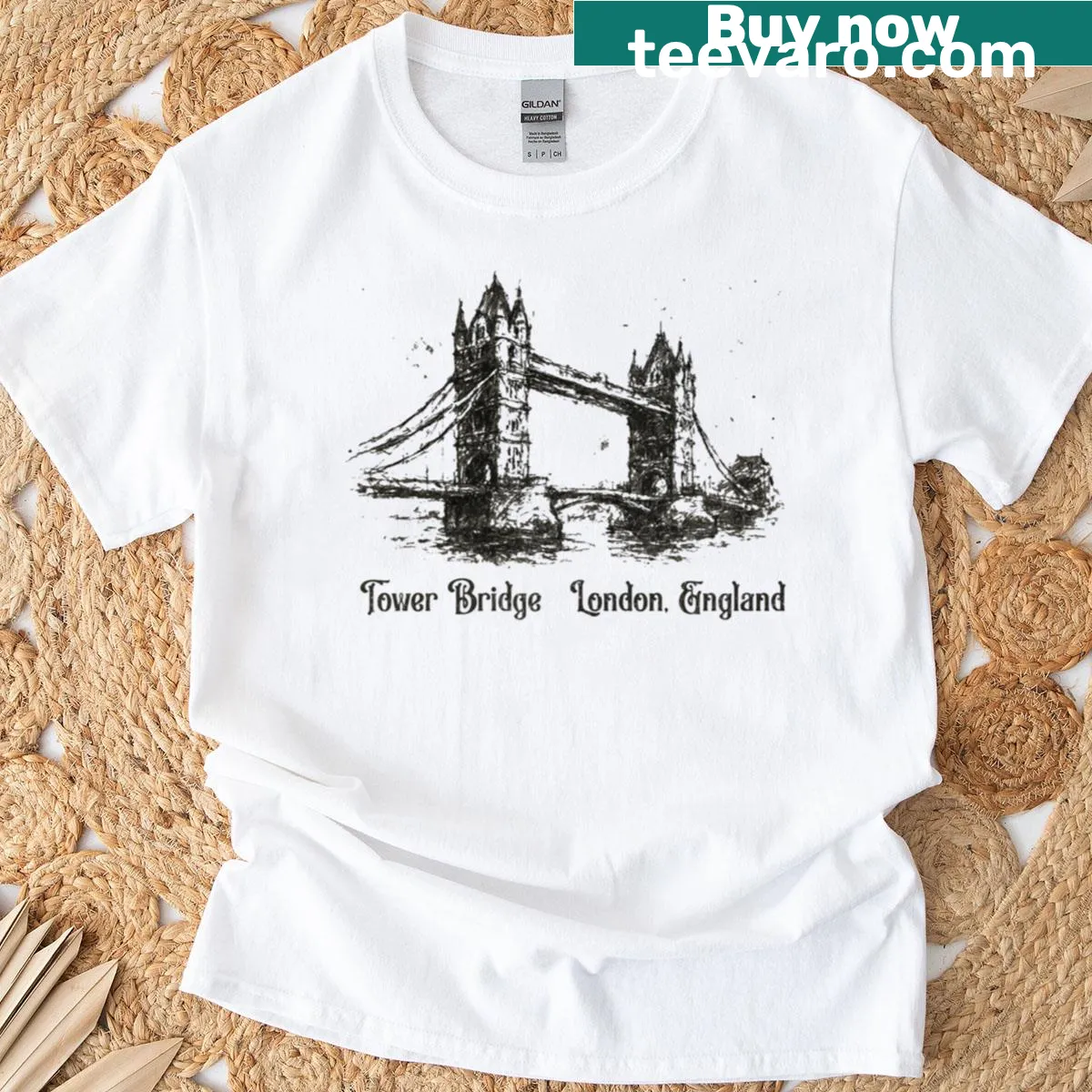 Illustration of Tower Bridge on Thames in London on t-shirt — on a men's t-shirt