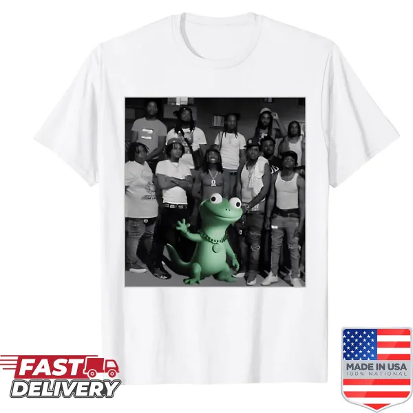 Oversized shirt with cartoon lizards and funny text design
