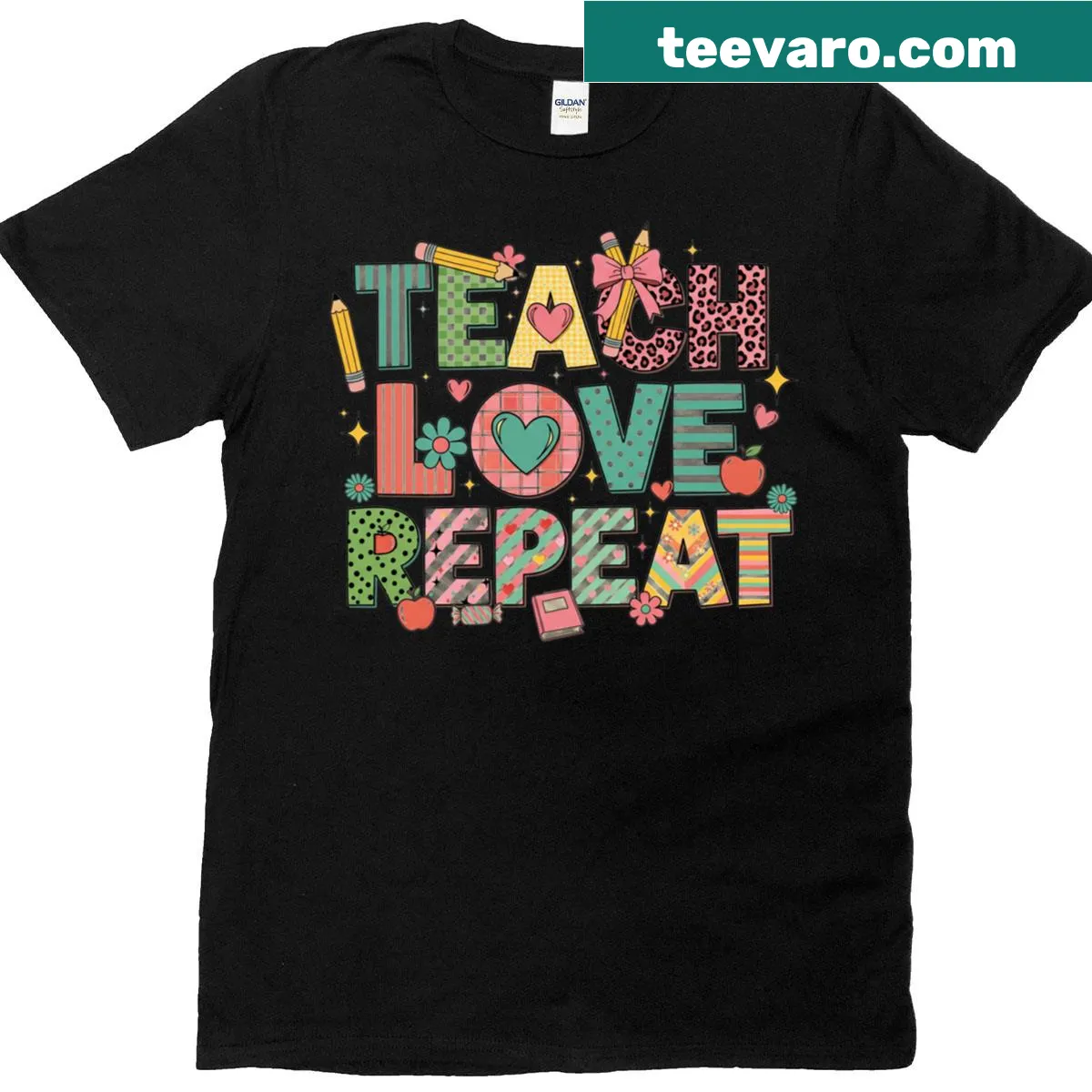 Cute T-shirt with 'Teach Love Repeat' and rainbow design for teachers — on a men's t-shirt