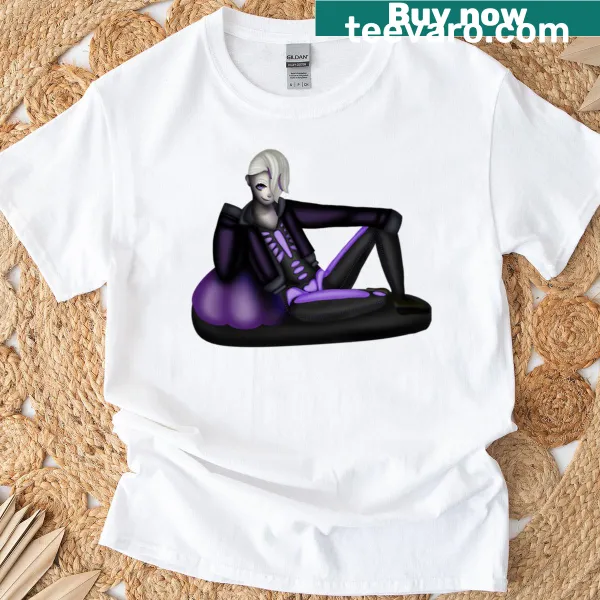 Oversized T-shirt featuring a playful skeleton graphic for Halloween