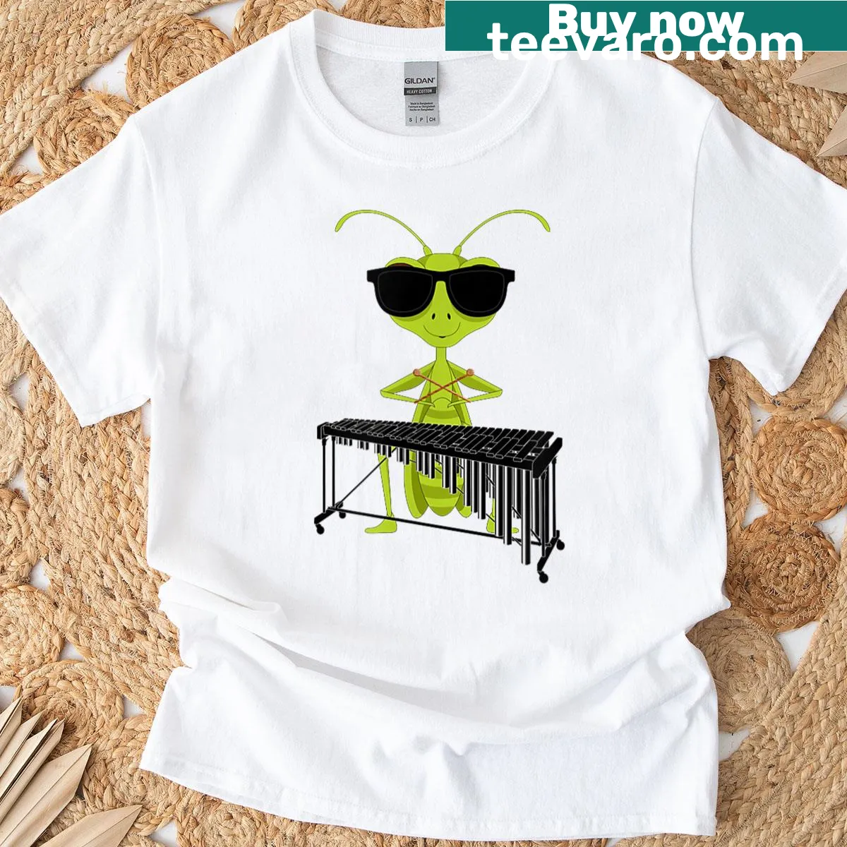 Cartoon praying mantis with sunglasses playing marimba on T-shirt — on a men's t-shirt