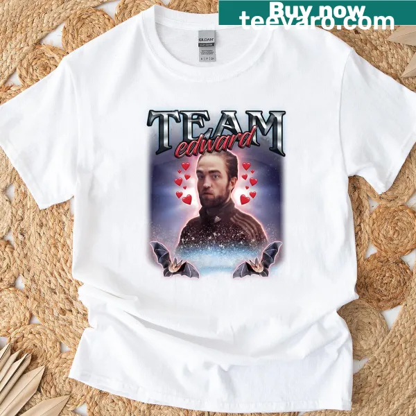 Retro T-shirt featuring vampires and wolves in a romantic design.