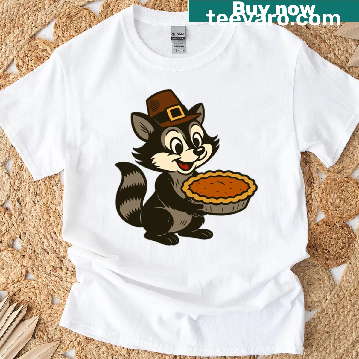 Cute t-shirt featuring a raccoon with a pumpkin pie for Thanksgiving. — on a men's t-shirt