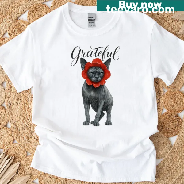 Oversized t-shirt with a Sphynx cat in a paper flower design