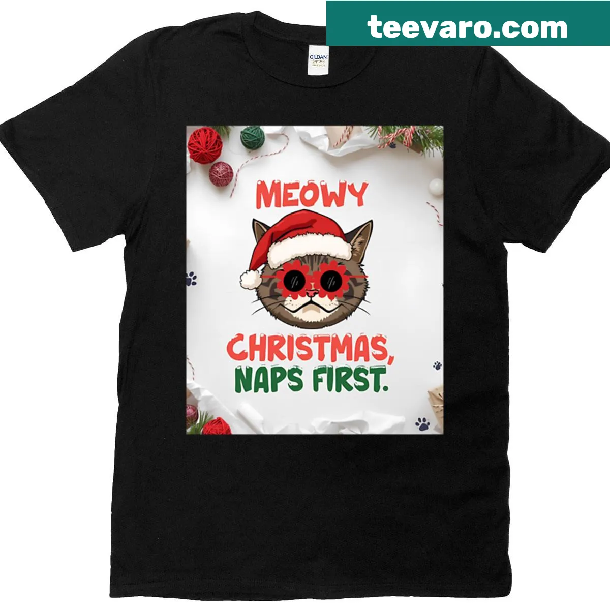 Cartoon cat with Santa hat and shades on a Christmas T-shirt — on a men's t-shirt