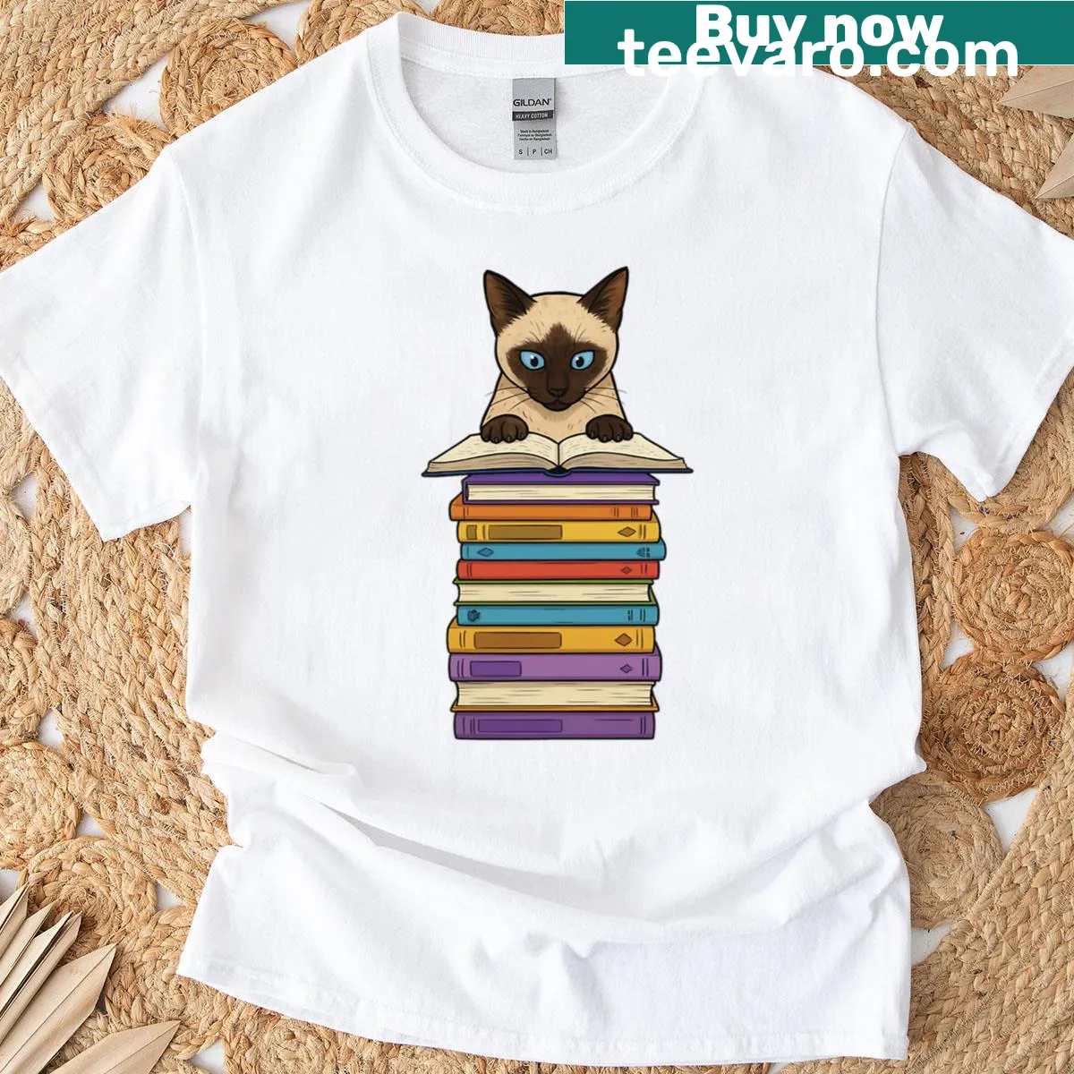 Siamese cat reading on books illustration oversized T-shirt — on a men's t-shirt