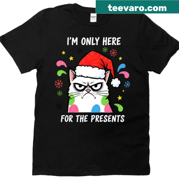 Oversized t-shirt with grumpy Christmas cat illustration