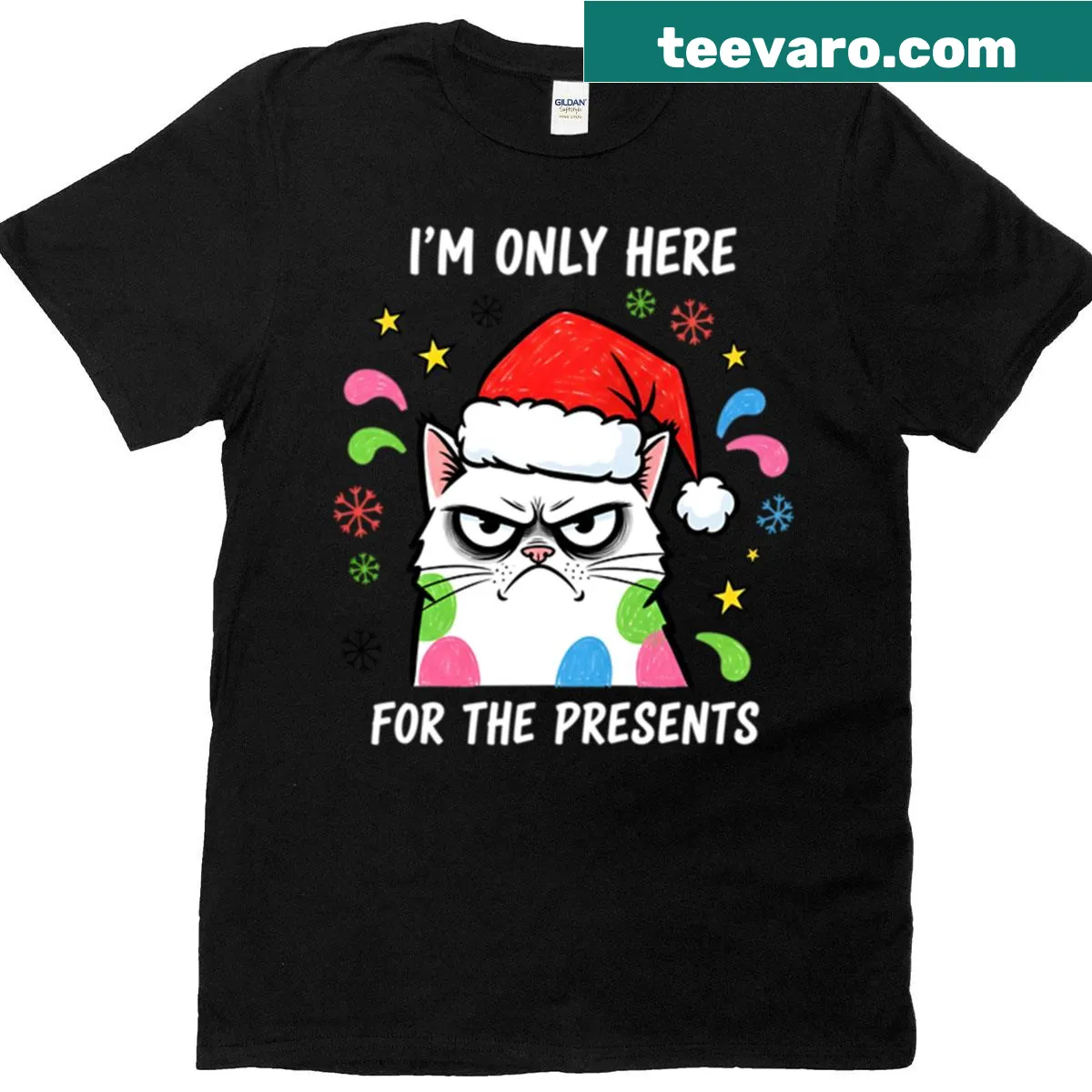 Oversized t-shirt with grumpy Christmas cat illustration — on a men's t-shirt