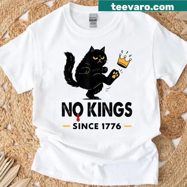 Funny black cat T-shirt with 'No Kings' text